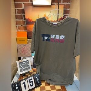 TEXAS OLIVE WESTERN FONT FLAG INFILL SHORT SLEEVE FASHION T SHIRT